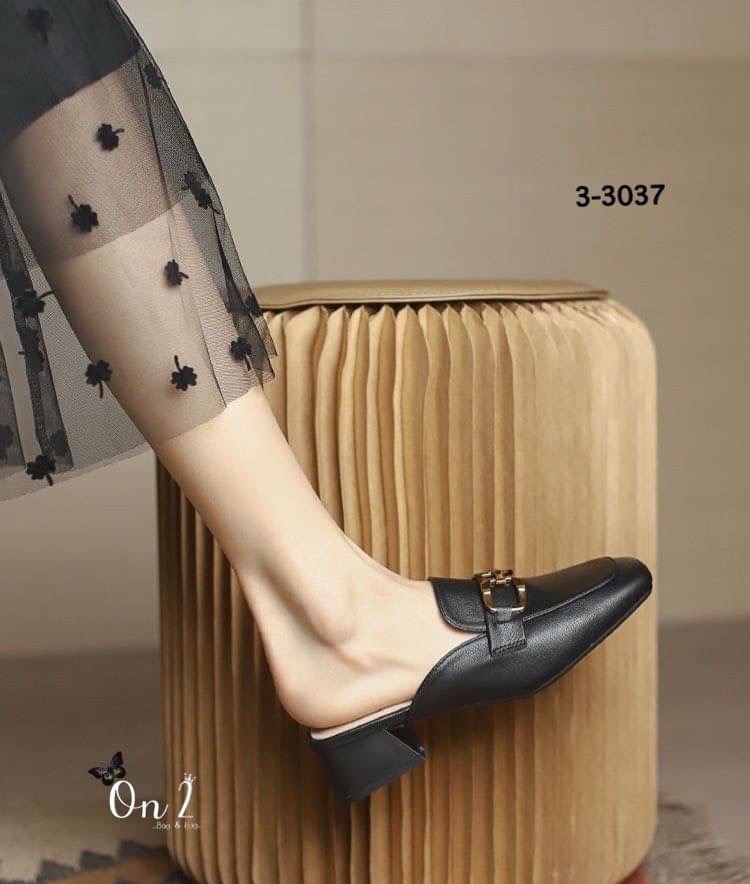 รองเท้าทรงคัชชูเปิดหลังหน้าประดับอะไหล่สไตล์แบรนด์ เสริมส้นสูง4ซม ใส่เดินง่าย งานทรงสวยใส่สบายค่ะใช้วัสดุเกรดดีสีดำอะไหล่ทองสวยหรูเข้ากับชุดง่าย