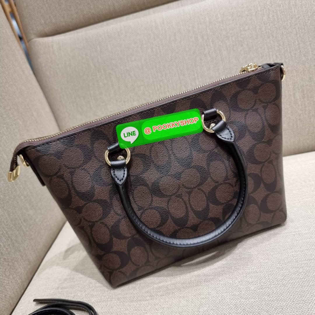COACH F38089 MINI EMMA SATCHEL IN SIGNATURE CANVAS รุ่นหายาก รุ่นที่สาวๆตามหา จัดมาให้สมกับที่รอคอยกันไปเลยจ้า!! เป็นรุ่นที่ดีไซน์ออกมาให้ใช้งานง่าย สะดวก สวย หรู ดูดี!! กระเป๋าสะพายทรงสวย วัสดุหนังแคนวาสเคลือบลาย มาพร้อมสายสะพายข้างและหูจับในตัว ถอดออกถื