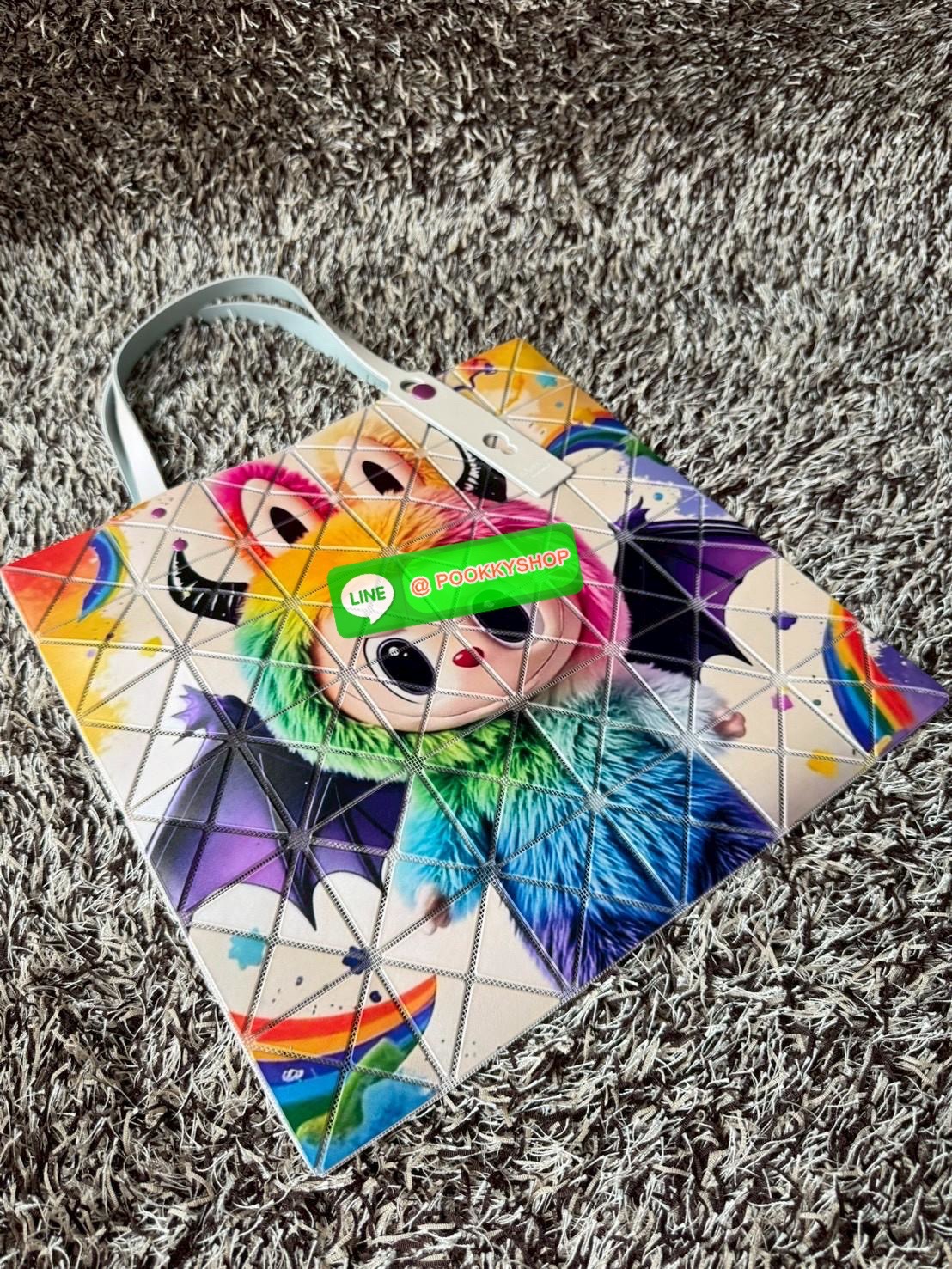 Baobao Issey Miyake x Labubu tote bag อีกหนึ่งซีรีย์สุดลิมิเตทที่น่าสะสม กำลังเป็นกระแสสำหรับ Labubu อาร์ตทอยชื่อดังที่ทุกคนรู้จัก คอลเลคชั่นนี้สื่อถึงความรู้สึกอารมณ์ผ่านตัวละครออกมาได้ดีเลยทีเดียว เป็นกระเป๋า ที่เหมาะกับการใช้งานในชีวิตประจำวัน ด้วยขนาด