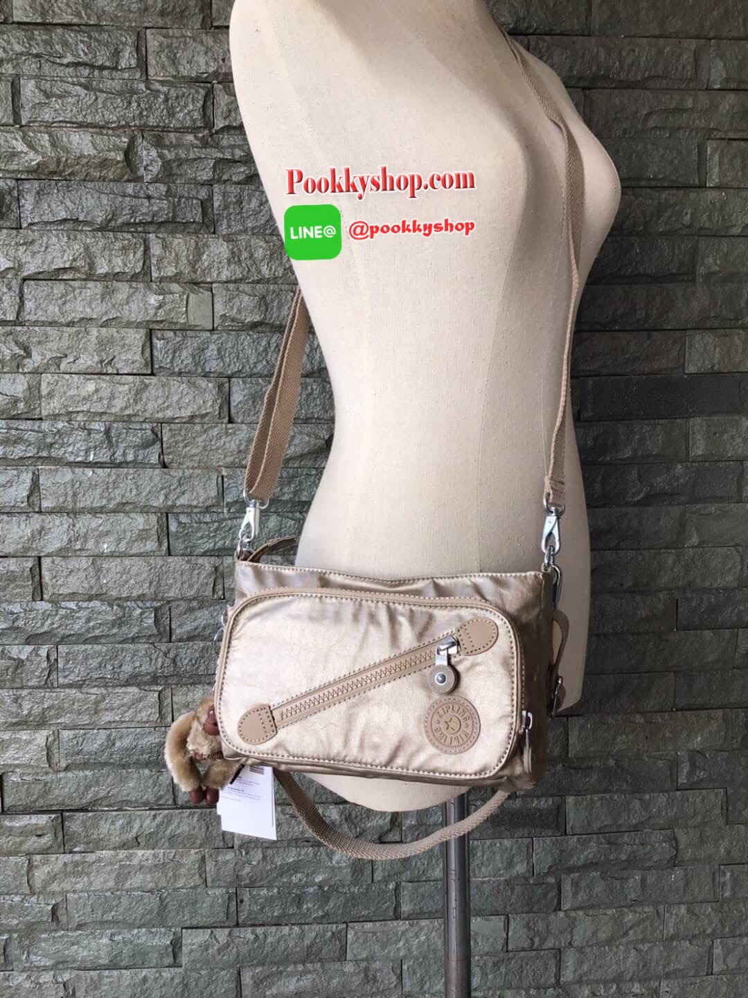 Kipling milos crossbody bag (K13696) กระเป๋าสะพายข้าง crossbody ขนาดกำลังดี มี 2 สาย สายสะพายสั้น ถือเป็นทรงพอรช์(pochette)ถอดเปลี่ยนสลับกับสายยาวได้ มีช่องซิปใช้งาน3ช่อง 2ช่องใหญ่ภายในมีเล็กแยกเป็นสัดส่วน ใส่มินิไอแพค กระเป๋าสตางค์ยาวได้ ด้านหน้ามีช่องซิ