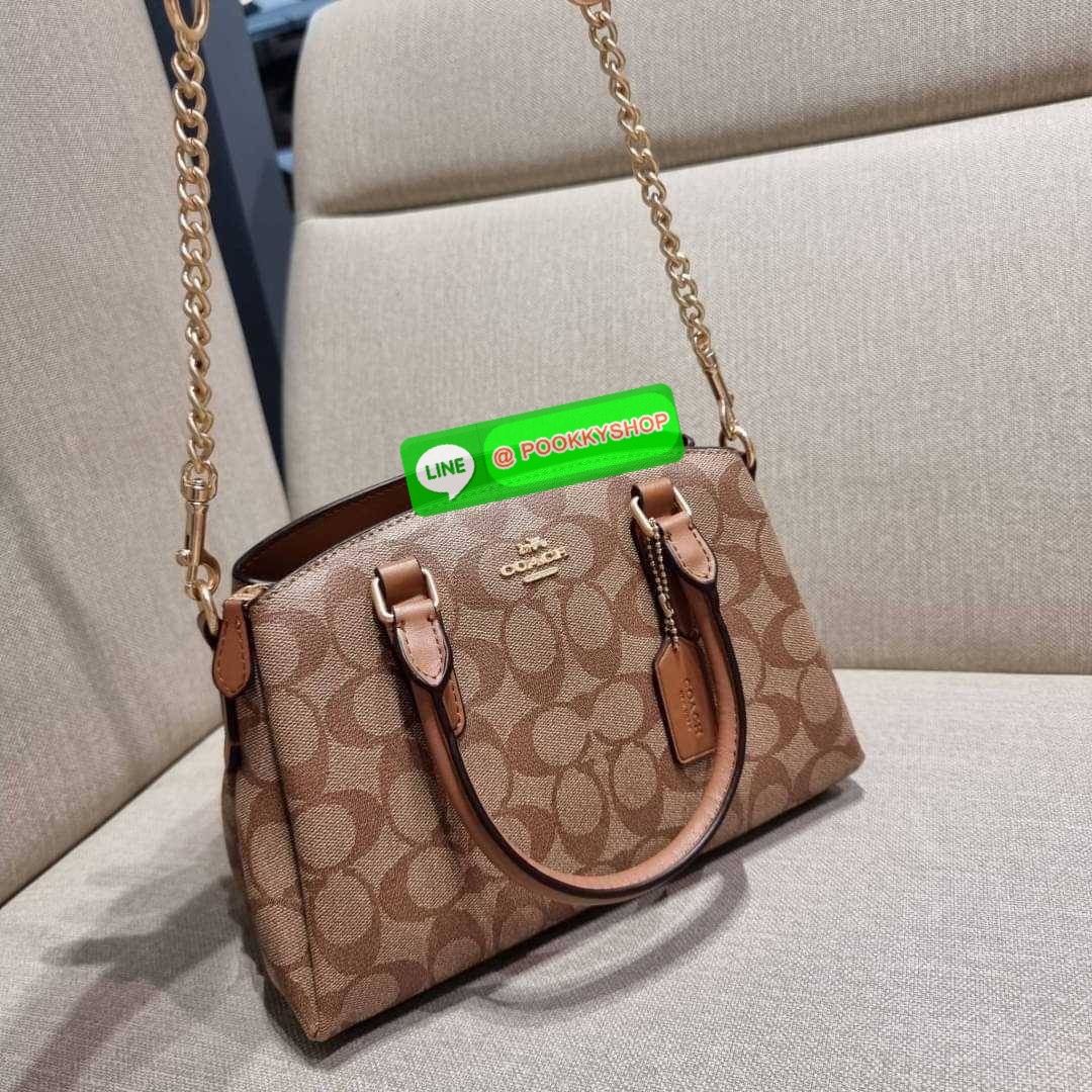 COACH F29434 MINI SAGE CARRYALL IN SIGNATURE CANVAS รุ่นยอดฮิต!! ที่สุดของกระเป๋าสะพายขายดี ต้องทรงถังมินิรุ่นนี้ วัสดุหนังแคนวาสเคลือบลาย สวย คลาสสิค มาพร้อมสายสะพายข้างและหูหิ้วในตัว ถอดออกถือคล้องแขนเก๋ๆ หรูๆยังได้ ภายในเป็นช่องโล่ง แบ่งสัดส่วนอย่างดี
