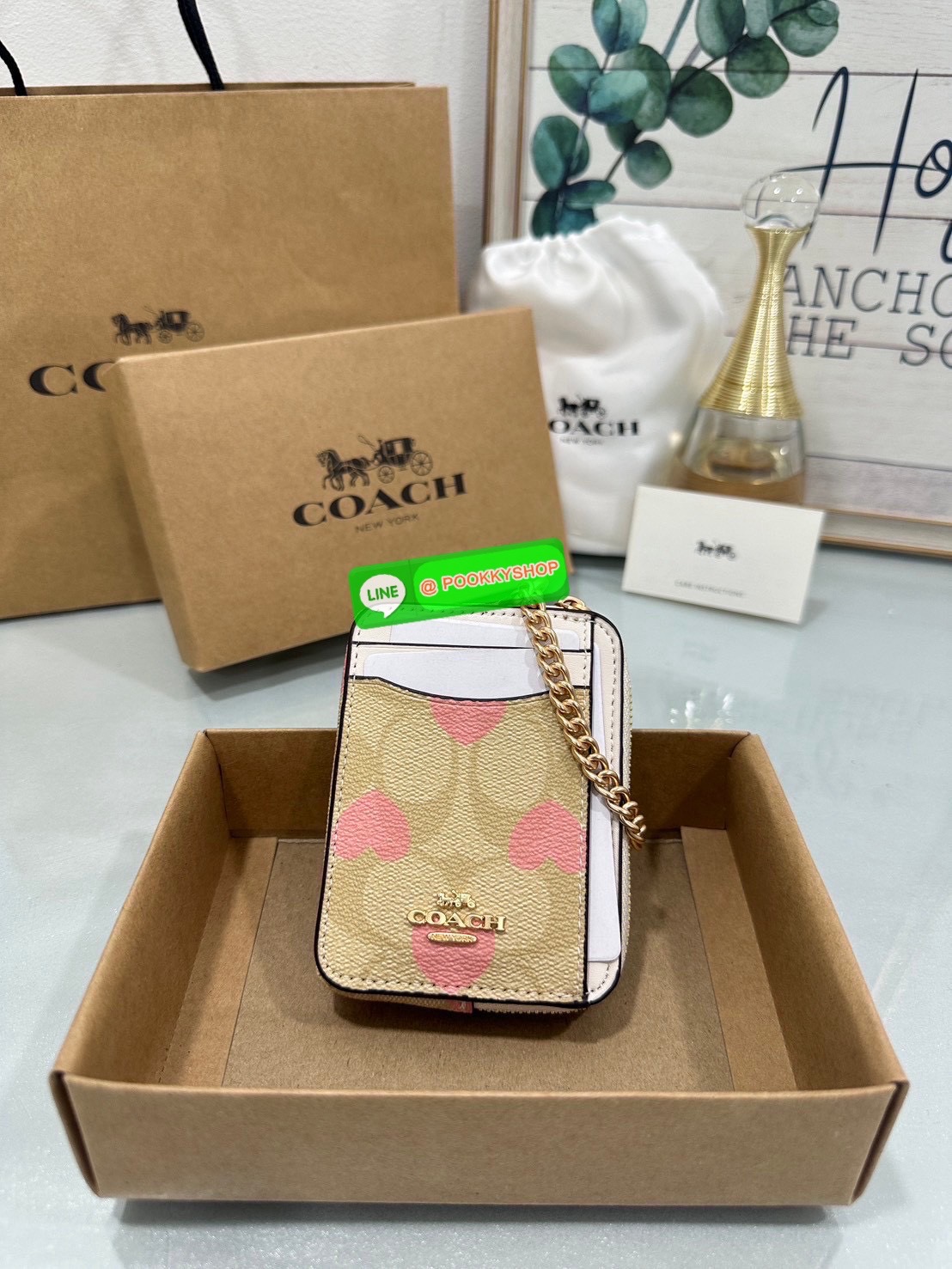 💗Coach C0058 Zip Card Case In Signature Canvas💗 กระเป๋าใบนี้นอกจากช่องใส่บัตรแล้ว ด้านหลังยังมีช่องสำหรับใส่ธนบัตรหรือเหรียญสามารถเปิดปิดได้ด้วยซิป เพิ่มลูกเล่นเป็นสายโซ่คล้องมือ หรือคล้องกับกระเป๋าก็ได้เช่นกัน ขนาดกะทัดรัด พกพาสะดวก การดู