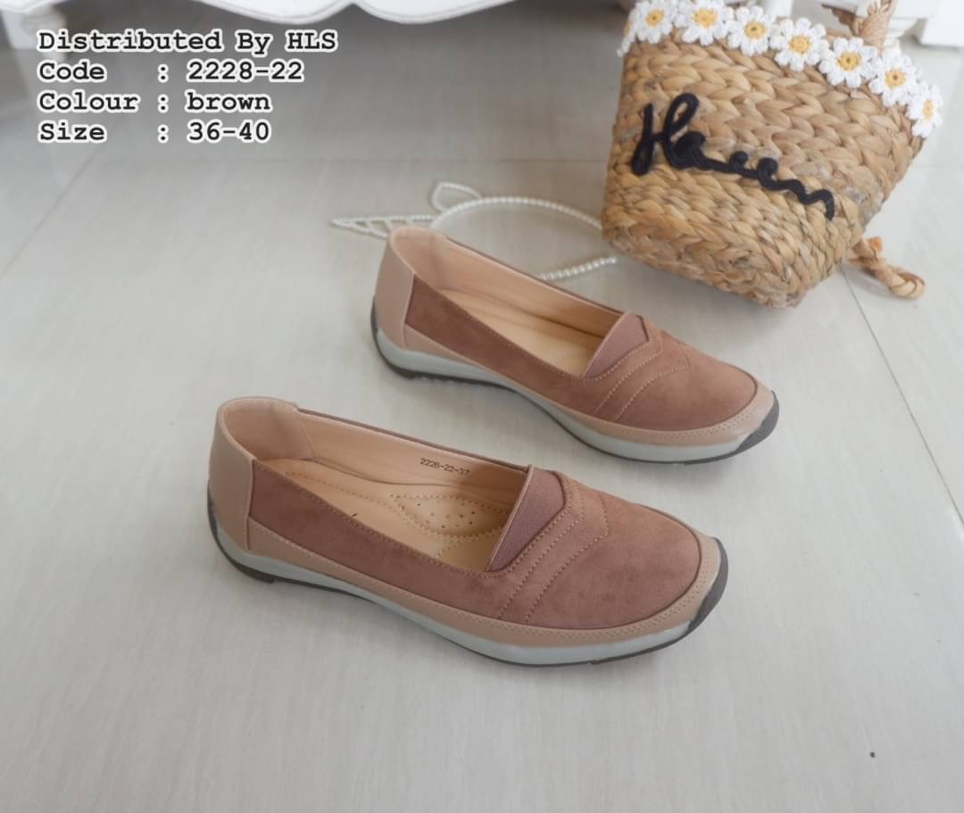 รองเท้าหนังคัชชูทรงBoy พื้นยางอย่างดีกันลื่นแน่นอนคะ หนังบนสักกะหลาดนิ่มๆ ด้านหน้าขอบยืดใส่ง่าย เก๋ๆ ใส่สบายมากๆคะ ใส่ชิวๆ น่ารักคะ