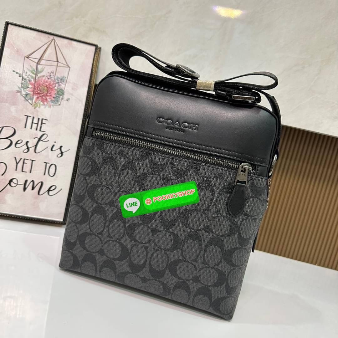COACH Houston Flight Bag In Signature ((73336)) พร้อมส่งอีกครั้งค่ะ รุ่นที่คุณผู้ชายต้องมีติดตัว! กระเป๋าสะพายครอสบอดี้ร์ หนังแท้ หนังนิ่มดีค่ะ ด้านหน้าเป็นช่องซิปยาวให้หนึ่งช่อง เปิดปิดกระเป๋าแบบซิปภายในโล่ ใส่ของได้เยอะพอประมานเลยนะคะ พร้อมช่องแยกย่อย ใ