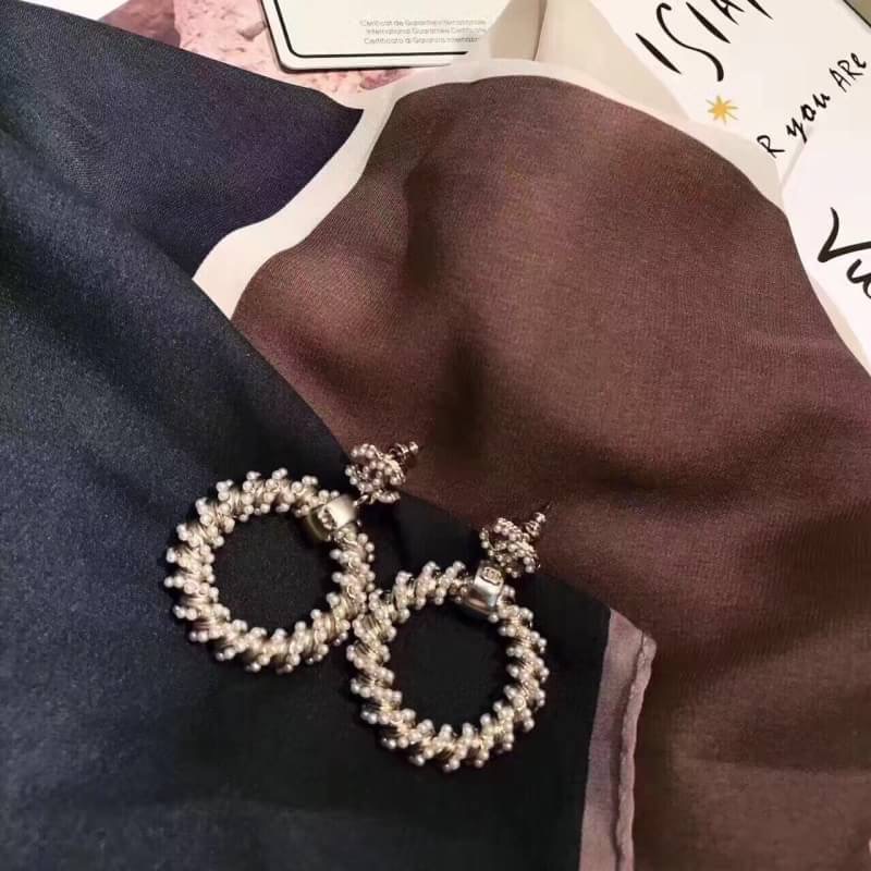 New Arrival !!!! ต่างหู Chanel งานประดับมุกอย่างดีคะของจริงสวยมากๆๆๆนะคะ แม่ค้า confirm ค่ะ สวยเหมือนของแท้ งานชนช็อปใส่ออกมาเด่นเฟร่อ ใส่ออกมาน่ารักม๊วกๆๆๆจ้าา มุกสวยทุกเม็ดไร้ที่ติ รีบจับจองกันเลยนะคะ ตัวเรือนสีทอง งานชุบ 18KGP ไม่ลอกไม่ดำ Made in Korea