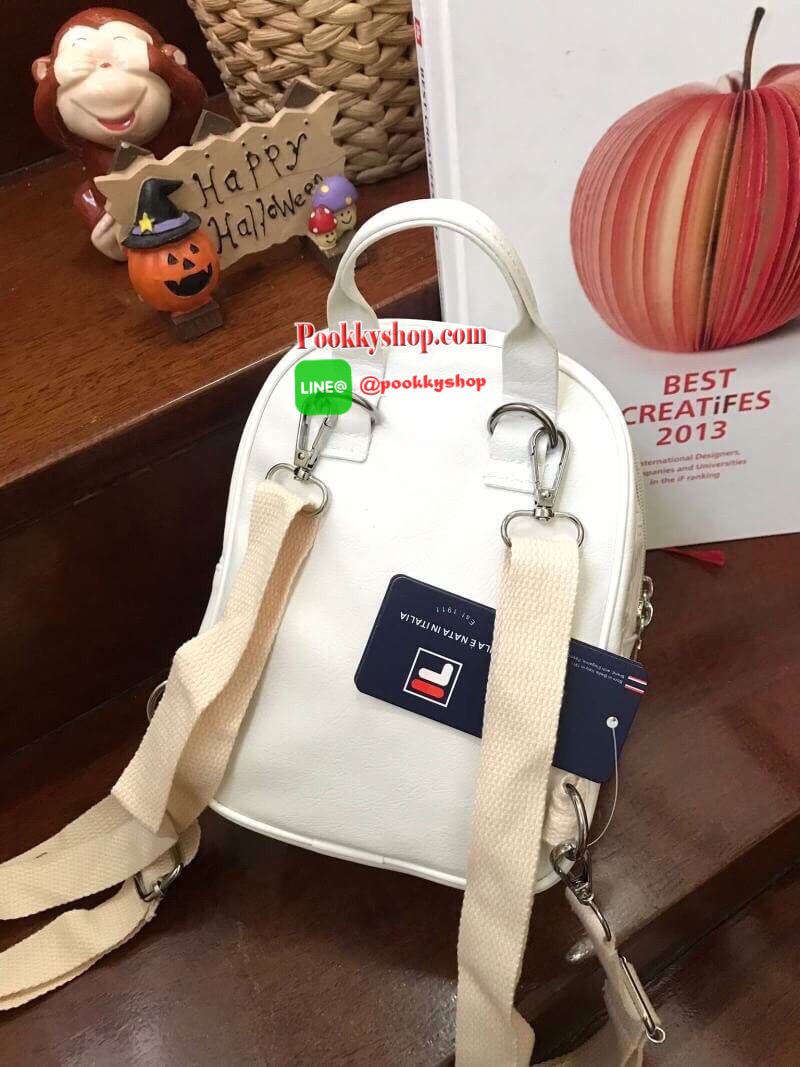 FILA 2WAY MINI BACKPACK กระเป๋าเป้หรือสะพายข้างสไตล์ Sport รุ่น Limited Edition ขนาดมินิ กำลังดี หนังนิ่มตั้งอยู่ทรง กันน้ำและน้ำหนักเบา ด้านหน้าสกรีนโลโก้แบรนด์ ด้านหน้าช่องซิปใส่ของจุกจิก ช่องหลักเปิดปิดด้วยซิปสะดวกใช้ หัวซิปแบรนด์ ภายในมีช่องใส่ของ หูจ