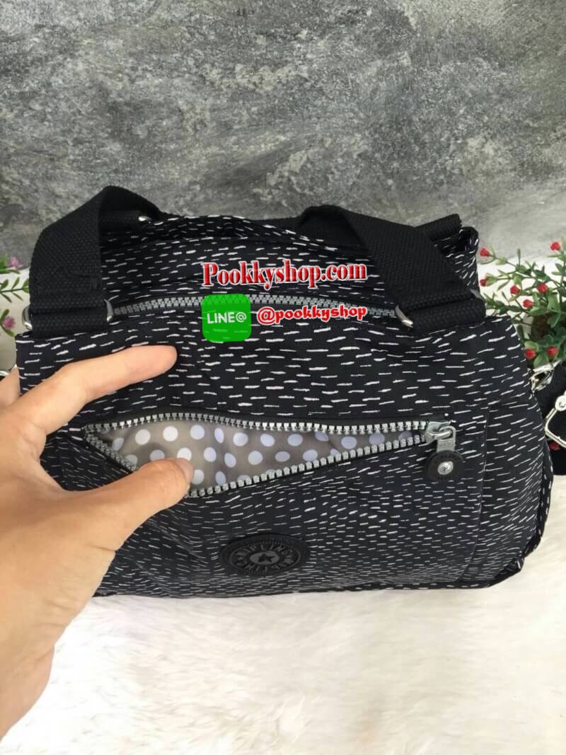 Kipling กระเป๋าสะพาย รุ่น Elysia กระเป๋าสะพาย KIPLING มาพร้อมดีไซน์ทันสมัย และสามารถใช้งานได้อย่างดี เข้ากับทุกการแต่งตัว โดดเด่นด้วยพื้นที่ภายในและช่องต่างๆ ที่ให้คุณจัดเก็บของสำคัญได้ครบถ้วน สามารถสะพายได้หลายแบบ ตามที่คุณต้องการ - สายสะพายสามารถปรับและ