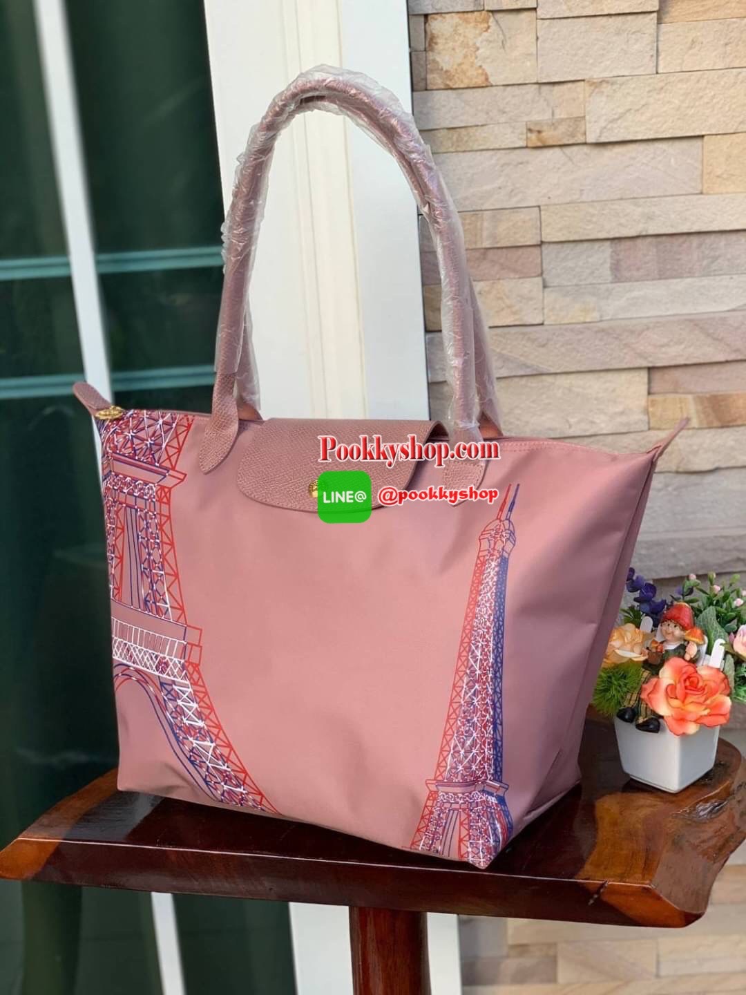 Longchamp Made In France Le Pliage Eiffel Tower Limited Edition Tote Bag สุดลิมิเตทกับlongchamp ที่ ออกมาเฉพาะซีซั่น พิมพ์ลายหอไอเฟล สามาถพับเก็บได้ ตรงตามชื่อทรง (คำว่า Le Pliage เป็นภาษาฝรั่งเศส แปลว่าการพับ) ส่วนฝาปิดและหูจับเป็นหนังที่ทำให้กระเป๋าดูไม