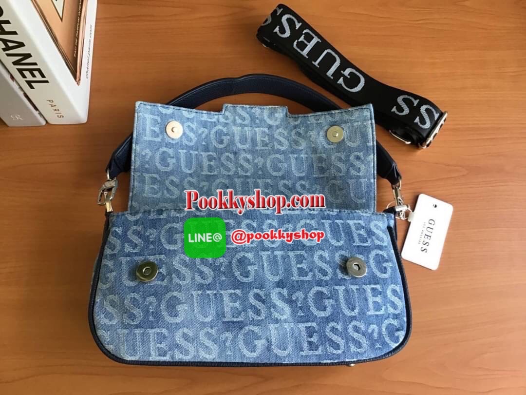New Collection !! Guess Women’s Crossbody Bag รุ่นใหม่ชนช็อป!! กระเป๋าสะพายไหล่/สะพายข้าง/ถือเป็นคลัช มีดีเทลสวยเก๋!! วัสดุผ้ายีนส์ทอลายแบรนด์ ตัวกระเป๋าตัดขอบหนัง มาพร้อมสายหนังสะพายไหล่และสายสะพายยาวเลื่อนปรับได้ ด้านหน้าประดับโลโก้แบรนด์ มีหมุดรองฐาน4ม