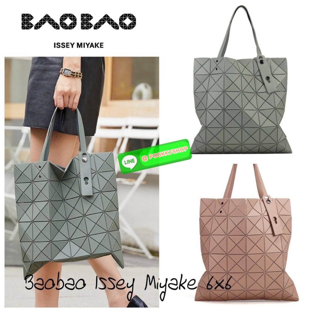 Baobao Issey Miyake 6x6 กระเป๋า Tote รุ่นนี้ถือว่าเป็นกระเป๋า Tote ไซส์กลางที่เหมาะกับการพกพาสิ่งของที่จำเป็นในทุก ๆ วัน มาพร้อมสายที่สามารถปรับได้ทั้งสองสาย และมีช่องใส่ของช่องเล็กด้านใน 1 ช่อง จุของได้เยอะแถมยังทนทาน ใช้เป็น Everyday Bag ได้เลยคะ พกพาสะ