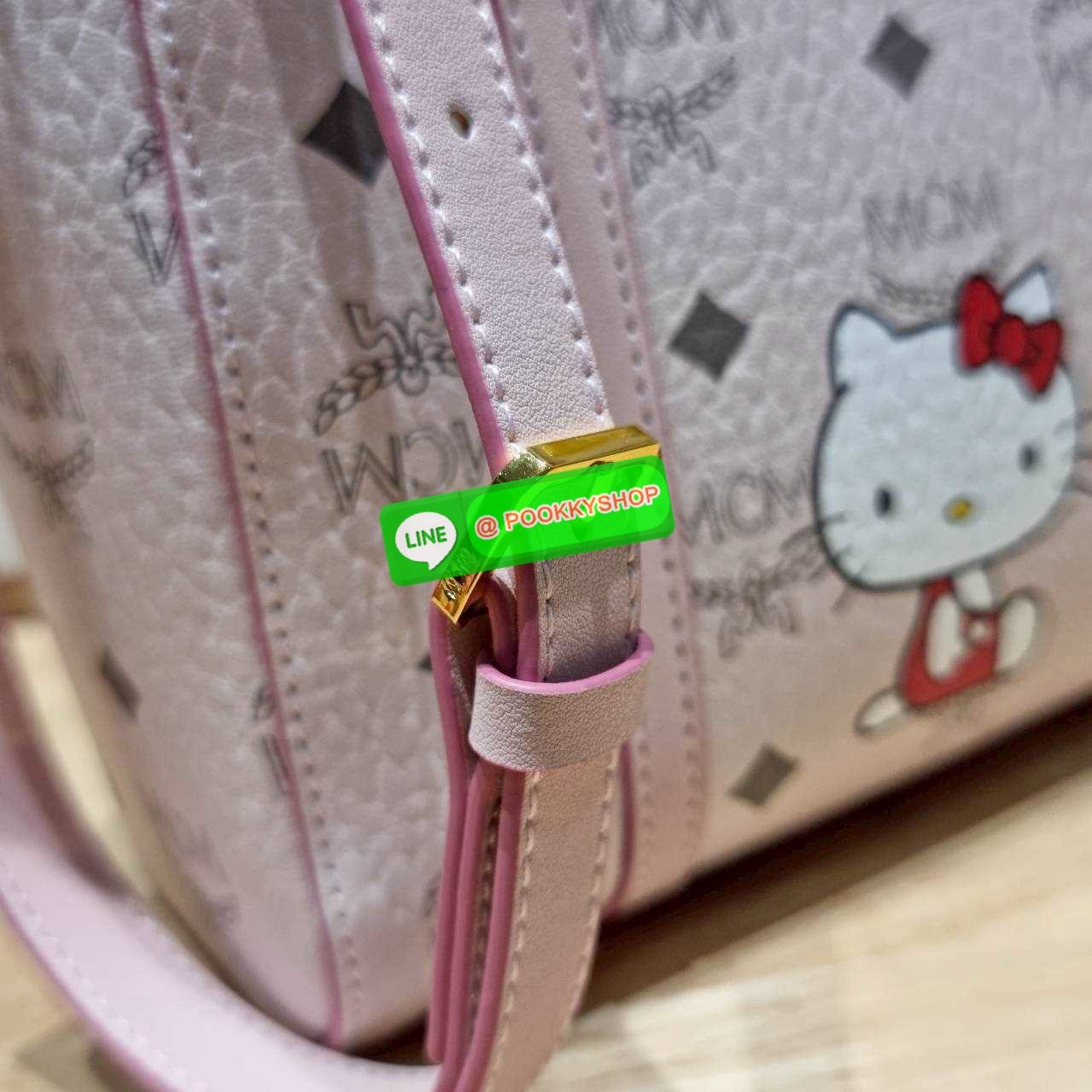 🔆 Model MCM × HELLO KITTY MINI TONI SHOPPER IN VISETOS 🔆 Details ฉลองครบรอบ 50 ปี Hello Kitty ที่มาคอลแลบกับ Mcm ได้อย่างลงตัว น่ารักน่าใช้มากๆ กับกระเป๋าถือ/สะพายข้าง ทรง shopper ไซส์มินิ สวยคลาสสิค ดีไซน์ปั๊มลายคิตตี้ละมุนๆ ขนาดพกพาสะดวก