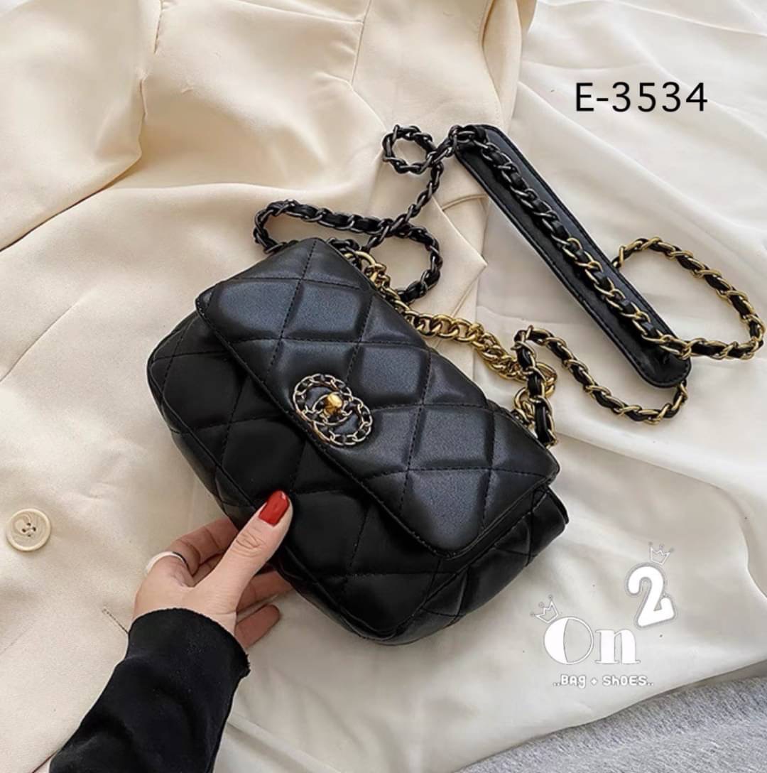 กระเป๋าสะพายไหล่ทรงชาแนล หนังpu งานนิ่ม ทรงสวย สะพายไหล่ หรือสะพายข้างก็เก๋ อะไหล่สีทอง สายโซ่ร้อยหนัง มีหนังรองบ่า สะพายแล้วไม่เจ็บบ่าจ้า