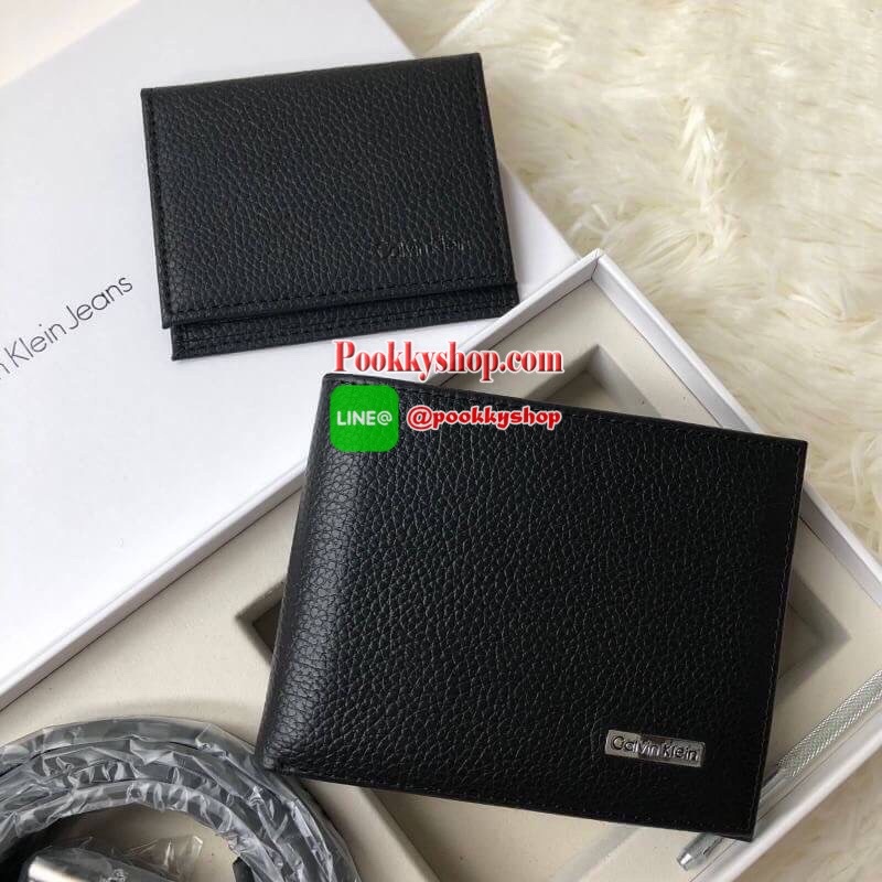 Calvin Klein Leather Belt & Wallet Set Setกระเป๋าสตางค์+เข็มขัด กระเป๋าสตางค์ด้านหน้าปั๊มชื่อแบรนด์ มีช่องใส่บัตร ช่องใส่ธนบัตร 2 ช่อง และช่องเก็บเหรียญ เข็มขัดหนังแท้ปั๊มแบรนด์ สามารถสลับใช้ได้ทั้ง 2 ด้าน เข็มขัดปรับระดับได้ 5 ระดับ มาพร้อมที่เจาะรูจ้า