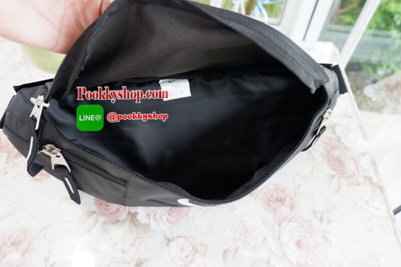 Brand : Nike กระเป๋าคาดเอว สะพายข้างใบใหญ่ เก็บของได้เยอะ ภายนอกมี2 ซิป ภายใน มีซิปเล็กไว้เก็บของ สายสะพายปรับได้ ใส่ได้ทั้งผู้หญิง และ ผู้ชาย
