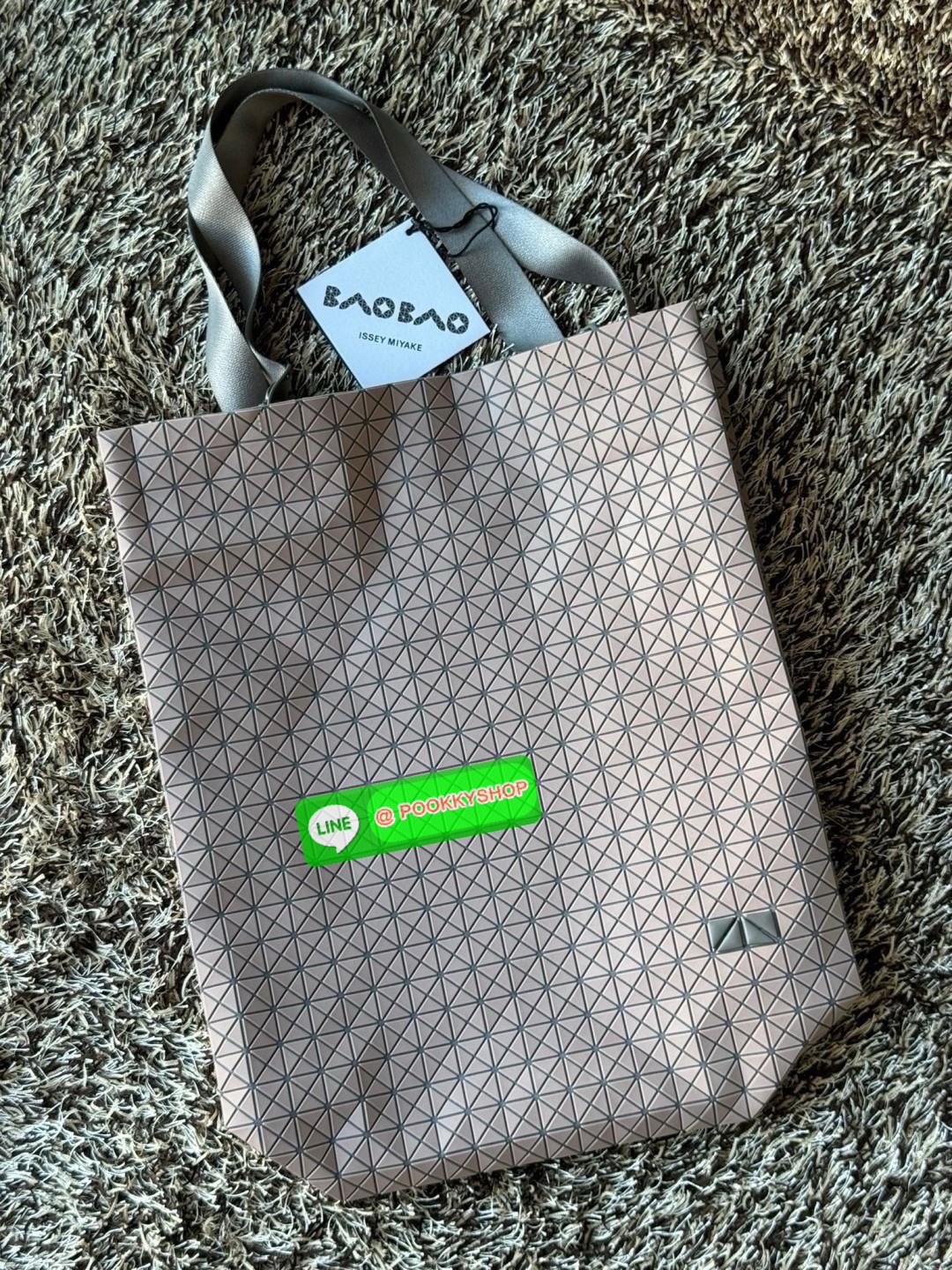 Baobao Issey Miyake Cart S geometric tote bag รูปทรงที่สร้างขึ้นโดยบังเอิญ' เสื้อผ้าที่มีโครงสร้างและได้รับการออกแบบทางวิศวกรรมอันเป็นเอกลักษณ์ของแบรนด์ ส่งต่อไปยังเครื่องประดับที่น่าประทับใจและไร้กาลเวลาเหล่านี้ กระเป๋าโท้ต Cart ประดิษฐ์ขึ้นจากการตั