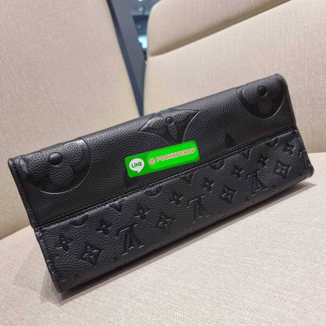 New arrival!! LV crossbody tote bag ดีไซน์สวยคม สมราคา ดูแพงไปอีก ด้วยดีเทลลายของหนัง crossgrain กระเป๋าทรงโท้ทจากเคาน์เตอร์ dutyfree คลาสสิค ผู้ดียืนหนึ่ง โทนสีใช้งานง่าย แมทช์ได้ทุกลุค มาพร้อมหูจับในตัว แบบหูหิ้ว และหูยาวสำหรับสะพายไหล่ เก๋มาก ชิคมาก ภา