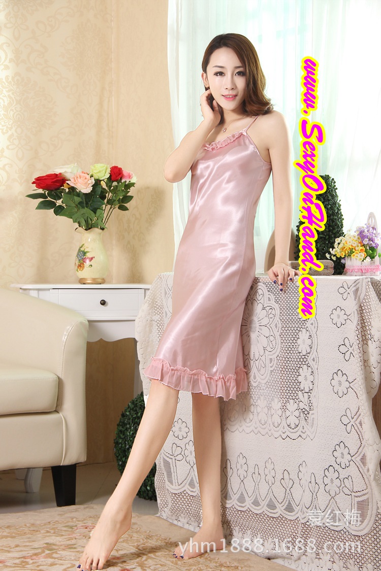 ชุดนอนผ้าไหม ชุดนอนคุณหนู สุดหรู ผ้าไหมสายเดี่ยว สีชมพูอ่อน แต่งระบายชีฟอง ช่วงอกและชายกระโปรง เนื้อผ้าสวยหรู งานเย็บเกรดพรีเมี่ยมคะ