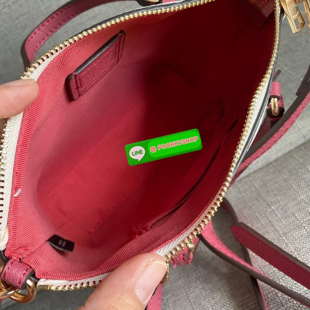 Coach Mini Gallery Crossbody With Stripe Heart Print (coach ca793) กระเป๋าสะพายข้าง เทรนรุ่นเล็กมาแรงวัสดุหนังแท้ทั้งใบ เปิดปิดด้วยซิป มีช่องใส่บัตรเครดิต 2 ช่อง ซับในผ้า สายสะพายถอดได้ สามารถสะพายข้างหรือสะพายไหล่ได้