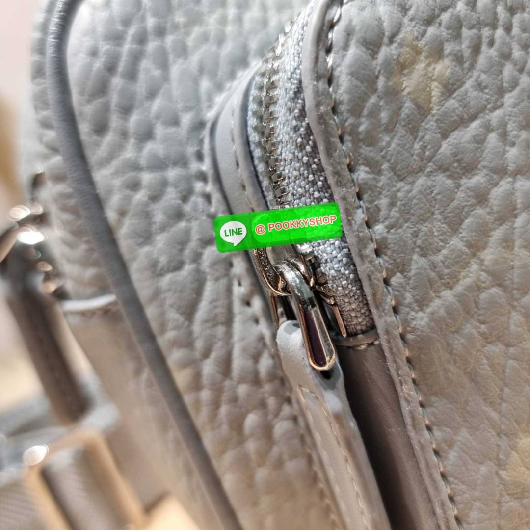 MCM KLASSIK CROSSBODY BAG สีใหม่ต้อนรับซีซั่นใหม่!! สาวกเอ็มซีเอ็มต้องมีน้า!! ใครๆเค้าก็สะพายกัน!! กระเป๋าสะพายข้างทรงครอสบอดี้ ที่ดาราใช้กันเพียบ!! รุ่นนี้หนุ่มๆสะพายหรือสาวๆก็สะพายได้น้า ขนาดกำลังดี วัสดุหนังแคนวาสคุณภาพดี มีช่องหลัก 2 ช่อง เปิด-ปิดด้วย