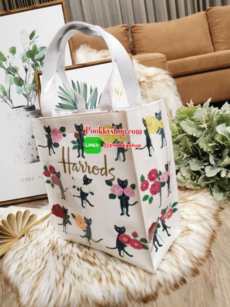 ลายนี้เข้าแล้วนะคะ! พร้อมส่งไอเท็มยอดนิยม! Harrods London Top-handle Shopping Bag กระเป๋า Shopping แบรนด์ดังจากอังกฤษรุ่นยอดนิยมวัสดุ PVC+Polyester 100% ของแท้เนื้อหนาอยู่ทรงกันน้ำ ขนาดกำลังดี น้ำหนักเบา เปิดปิดด้วยซิปสะดวกใช้หัวซิปปั้มโลโก้แบรนด์อะไหล่เง