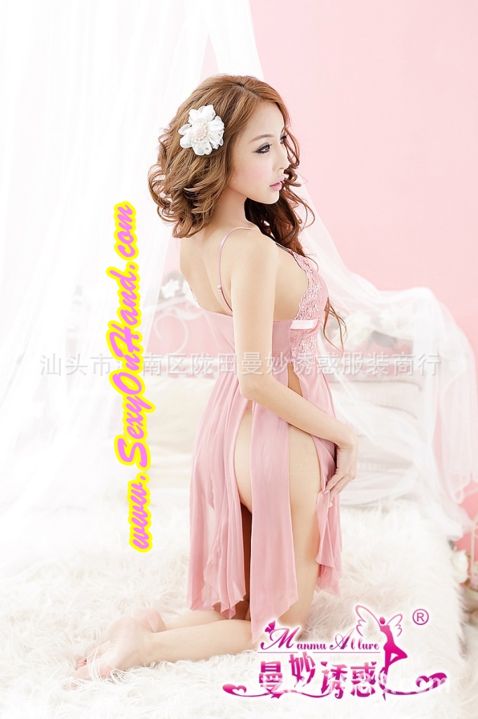 สายเดี่ยว เซ็กซี่ สีนูท พีช หวานๆ ปักฉลุลูกไม้อย่างดีช่วงหน้าอก ผ่าขา สองข้าง แหวกรอบทิศทาง สวย เก๋ เซ็กซี่ มีระดับมากๆคะ เนื้อผ้าดีมาก มีน้ำหนัก ทิ้งตัว งานปักดีมากๆคะ +G string เข้าชุดคะ