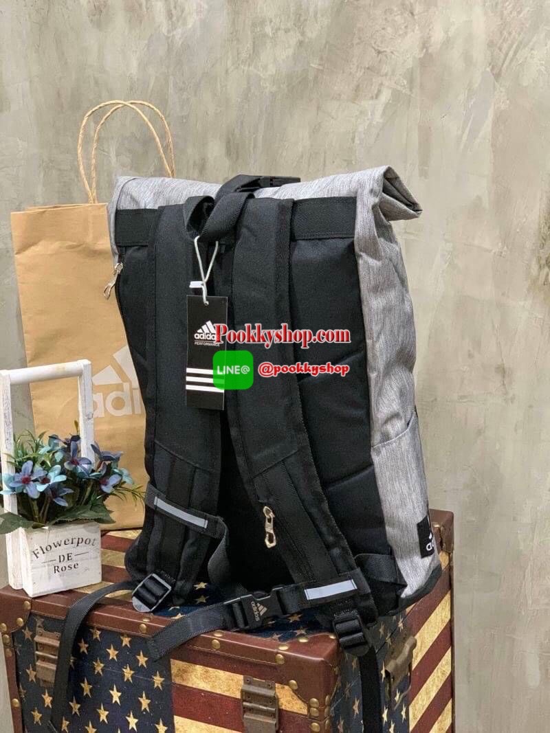 Adidas Top Handle Roll Up Backpack เป้สะพายหลังที่โดดเด่นด้วยดีไซน์ส่วนใส่ของด้านบน และช่องกระเป๋ามากมายเพื่อให้เก็บของได้ไม่ตกหล่น วัสดุโพลีเอสเตอร์ 100% มีตัวล้อคทันสมัยแน่นหนา ภายในมีช่องใส่แล็ปท็อป พร้อมช่องซิปด้านหน้าเป็นช่องเก็บของที่หยิบใช้บ่อย มีท