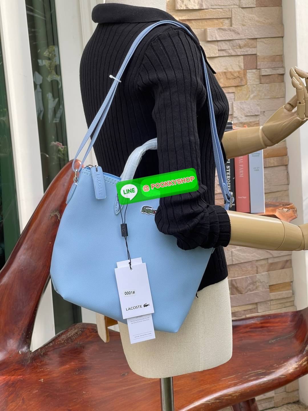 ลาคอส Women's L.12.12 Concept Petit Piqué Zip Tote กระเป๋าสะพายข้างทรง mini tote วัสดุ pvc100% เปิดปิดด้วยซิปเดียวด้านบนสะดวกใช้งาน ใส่มือถือได้ทุกรุ่น ด้านหน้ามีดีเทลโลโก้ปักดูโดดเด่น สายของกระเป๋ารุ่นนี้สามารถปรับความยาวได้ฟรีไซส์ เลือกสะพายได้ ไ