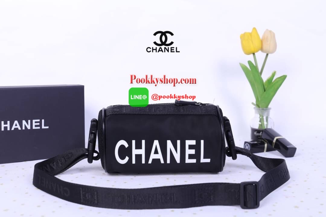 Chanel Black Sport Line Mini Duffle Bag กระเป๋าใช้ได้ 2 ด้าน วัสดุเป็นผ้าไนล่อน เปิด-ปิด แบบซิป ด้านนึงสกรีนโลโก้แบรนด์ อีกด้านสกรีนคำว่า Chanel มีป้าย not for sale เป็น makeup bag สายสะพายยาวสามารถปรับได้ ปรับเป็นสะพายไหล่ได้ ใส่ของได้เยอะ ใส่กระเป๋าสตาง
