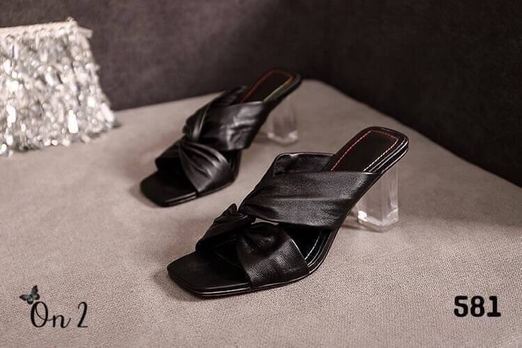 รองเท้าส้นสูง ส้นแก้วดีไซน์หน้าไขว้หนังนิ่มพื้นช่วงหน้าหัวตัดใส่แล้วช่วยให้เท้าดูขาวเรียวสวย มา 2 สีค่ะ