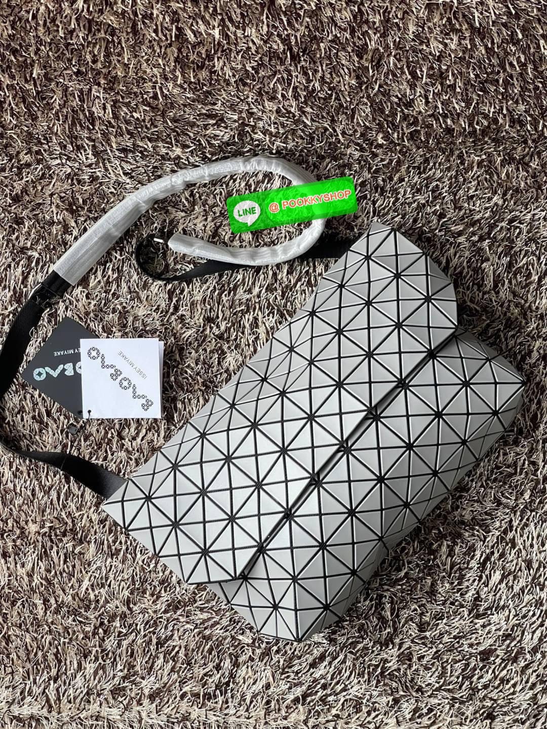 💕Baobao Issey Miyake Prism Sac ชาวมินิมอลทั้งชายและหญิงต้องถูกใจรุ่นนี้ เพราะ Prism Sac เป็นกระเป๋าแบบ unisex ที่มาพร้อมกับความเรียบง่ายของวัสดุเนื้อแมตต์ แต่ให้ลุคสไตล์เท่แบบคูลๆ โดดเด่นด้วยดีไซน์ที่ออกแบบมาให้ใช้งานที่ง่าย ตอบโจทย์ทุกสถานการณ์ฝา