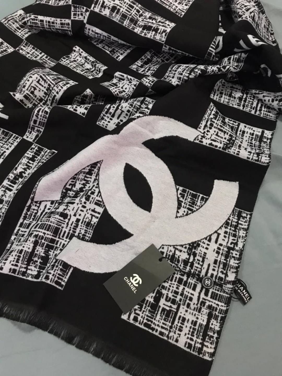 Chanel Shawl Wrap Scarf (With Box) ผ้าคลุม ผ้าพันคอ เนื้อนุ่ม Chanel VIP Premium Gift มาพร้อม กล่องแบรนด์ กระดาษของขวัญแบรนด์ ถุงกระดาษแบรนด์ ริบบิ้น ดอกคามิเลีย จะซื้อใช้เอง ก็ควรมีติดตู้ หรือ เป็นของขวัญก็เหมาะสุดๆ ไปเลยค่า