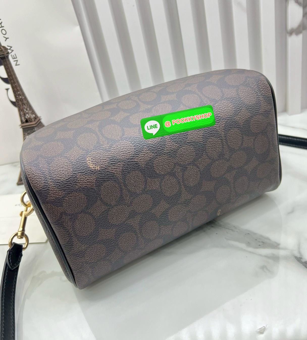 COACH ROWAN SATCHEL IN SIGNATURE CANVAS จุดเด่นของกระเป๋าทรงsatchel bag คือรูปทรงของกระเป๋าดูแข็งแรง มั่นคง ไม่เสียทรงง่าย มาพร้อมหูหิ้วที่ด้านบนของกระเป๋า ลายแคนวาสที่เป็นซิกเนเจอร์แบบเอกลักษณ์ ช่องใช้งานทุ้งภายในและภายนอก นอกจากนี้ กระเป๋าประเภทนี้ยังมี