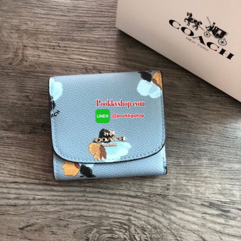 COACH Small Wallet in Floral Print Coated Canvas กระเป๋าสตางค์ใบสั้น สามารถใช่งานได้ทั้งด้านหน้าและด้านหลัง ด้านหน้าเปิด - ปิดด้วยกระดุม ภายในมีช่องใส่บัตรและธนบัตร ด้านหลังเปิด - ปิดด้วยกระดุม มีช่องสำหรับใส่เหรียญ