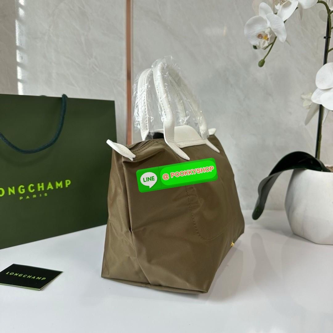 Longchamp Le Pliage Eiffel Tower Tote Bag S 🔖 Collection ใหม่ล่าสุดโดดเด่นด้วยลายปักหอไอเฟลขนาดกระทัดรัดจุของได้เยอะ 🔖วัสดุ : ไนลอนกันน้ำ 🔖เปิด-ปิด ด้วยฝาปิดกระดุมแป๊กมีซิปปิดด้านบน ภายในช่องโล่งกว้างสามารถใส่ iPad ได้ มีช่องแยกด้า