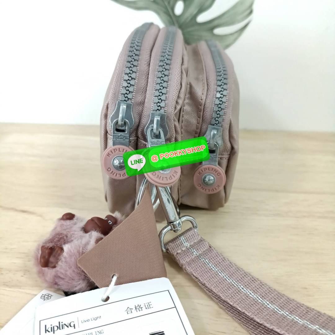 KIPLING Monkey program Seoul up clutch & sling bag รุ่น 2 ซิป (ขนาด 7 นิ้ว) กระเป๋าคล้องมือ หรือ สะพายข้าง ขนาดเล็ก วัสดุ Nylon & Polyester 100% ใช้งานได้ 2 รูปแบบ มีสายสลับเปลี่ยนได้ทั้งแบบคล้องมือ และ สะพายข้าง ตามโอกาสการใช้งาน