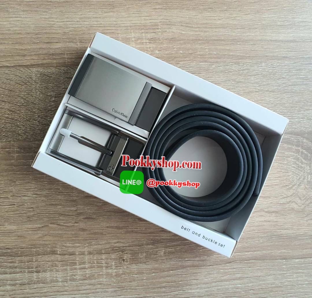 CALVIN KLEIN BELT AND BUCKLE SET เซตเข็มขัดหนังวัวแท้คุณภาพดี ในเซตประกอบด้วย หัวเข็มขัดโลหะ 2 หัว 2 แบบ พร้อมกับเข็มขัดหนังเรียบ 1 เส้นที่สามารถใช้ได้ทั้ง 2 ด้านสีดำสลับน้ำตาล สวยน่าใช้มากๆค่ะ
