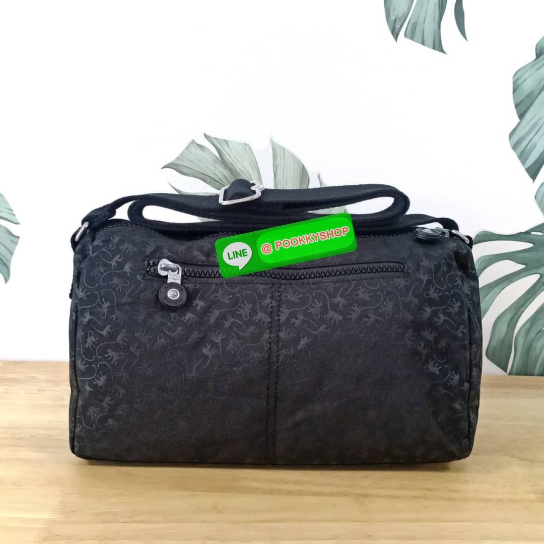 KIPLING RETH CROSSBODY BAG ซับในตาราง วัสดุ Nylon+polyester กระเป๋าสะพายข้างหรือ สะพาย Crossbody ได้ ช่องหน้าเปิด-ปิด ด้วยซิป พร้อมช่องแยกบ่อยด้านข้าง ช่องหลัก 2 ช่อง ด้านในโล่งกว้าง สามารถจุสัมภาระได้เยอะ พร้อมช่องซิปหลัง สายสะพายปรับระดับสั้น-ยาว ได้ fr