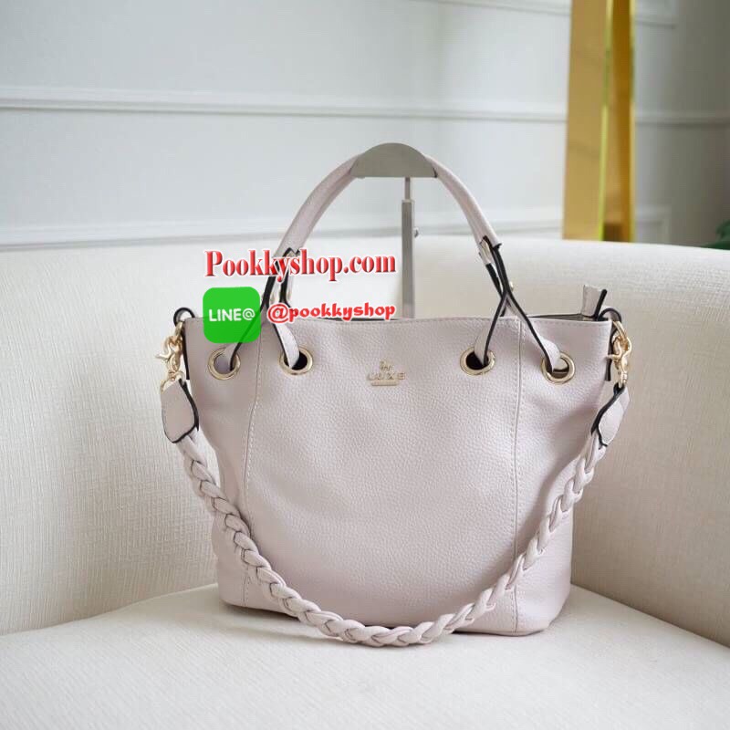 รุ่น Andrea city bag เปิดตัวรุ่นใหม่พร้อมอะไหล่สามแถว สั่งทำพิเศษจากโรงงานเดียวกับแบรนด์ดังระดับโลกเลยค่ะ สุดหรูไม่ลอก มาในทรงสุดสวยเปิดตัวใหม่✔️ มีสายสะพายสองเส้น เส้นแรกคือสายเปีย สะพายแล้วดูน่ารักสุดๆ หรือจะใช้สายสะพายยาวก็คล่องตัว ปากกระเป๋ามีซ