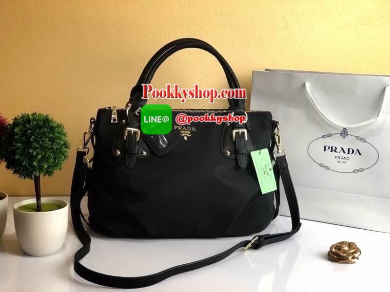 PRADA NYLON BAG WITH ZIP กระเป๋าถือหรือสะพายพรีเมี่ยมกิ้ฟจากเคาน์เตอร์แบรนด์ Limited edition วัสดุ Nylon เนื้อหนาคุณภาพดีตามแบบฉบับแบรนด์ด้านหน้าประดับโลโก้หรู เปิดปิดด้วยซิป ภายใน Polyester 100% มีโลโก้ ช่องซิปจุมากค่ะ สามารถใส่เอกสาร A4 ipad ของใช้ได้เย