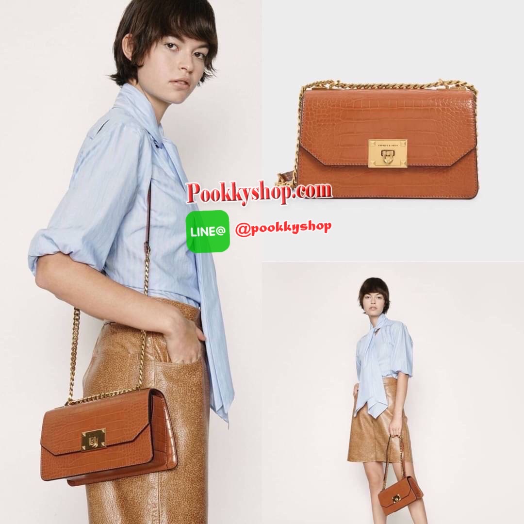 กระเป๋าสะพาย/ถือลายจระเข้รุ่น CHARLES & KEITH CROC-EFFECT CHAIN STRAP CROSSBODY BAG ด้านหน้าปั๊มแบรนด์ เปิดปิดแบบเปิดล็อก ด้านในแบ่งออกเป็น 2 ช่องใหญ่ มีช่องซิปตรงกลาง ช่องการ์ด 4 ช่อง ด้านในสามารถใส่กระเป๋าเงินใบกลางได้ /iPhone plus สายสะพายเป็นสายโซ่ครึ