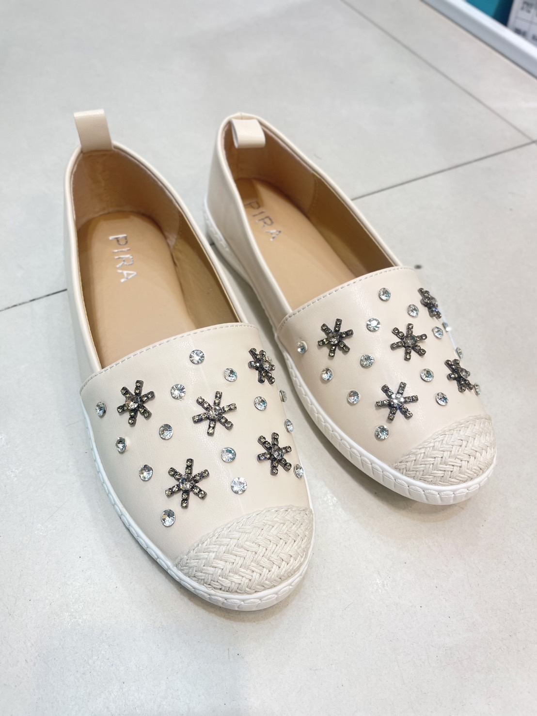สินค้าขายดี พร้อมส่ง อร๊ายย รองเท้า slip on เป็นงานเรียบๆ แต่ดูดีมากค่า รุ่นที่สาวๆตามหามาแล้วจ้า งานสวยๆเกร๋ๆ ต้องรุ่นนี้เลยคะ 🎊 รองเท้ารุ่นนี้สาวๆควรมีติดตู้ จะแมตช์กับกระโปรง👗หรือกางเกง👖 ก็น่ารักของมันต้องมีค่า 💕