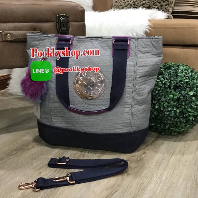 พร้อมส่งรุ่นหายาก! KIPLING SHOPPER BAG รุ่น Limited Rare items! สุดๆ วัสดุ Cotton+Polyester 100% ดีไซน์คลาสสิกมีลูกเล่นที่เทคเจอร์ตัวกระเป๋าสวยเป็นเอกลักษณ์เฉพาะของ Kipling หูหิ้วสะพายไหล่ได้ มือจับหูหิ้วเป็นหนังปั้มโลโก้ พวงกุญเเจลิงถอดเเยกใช้ได้ เปิดปิด