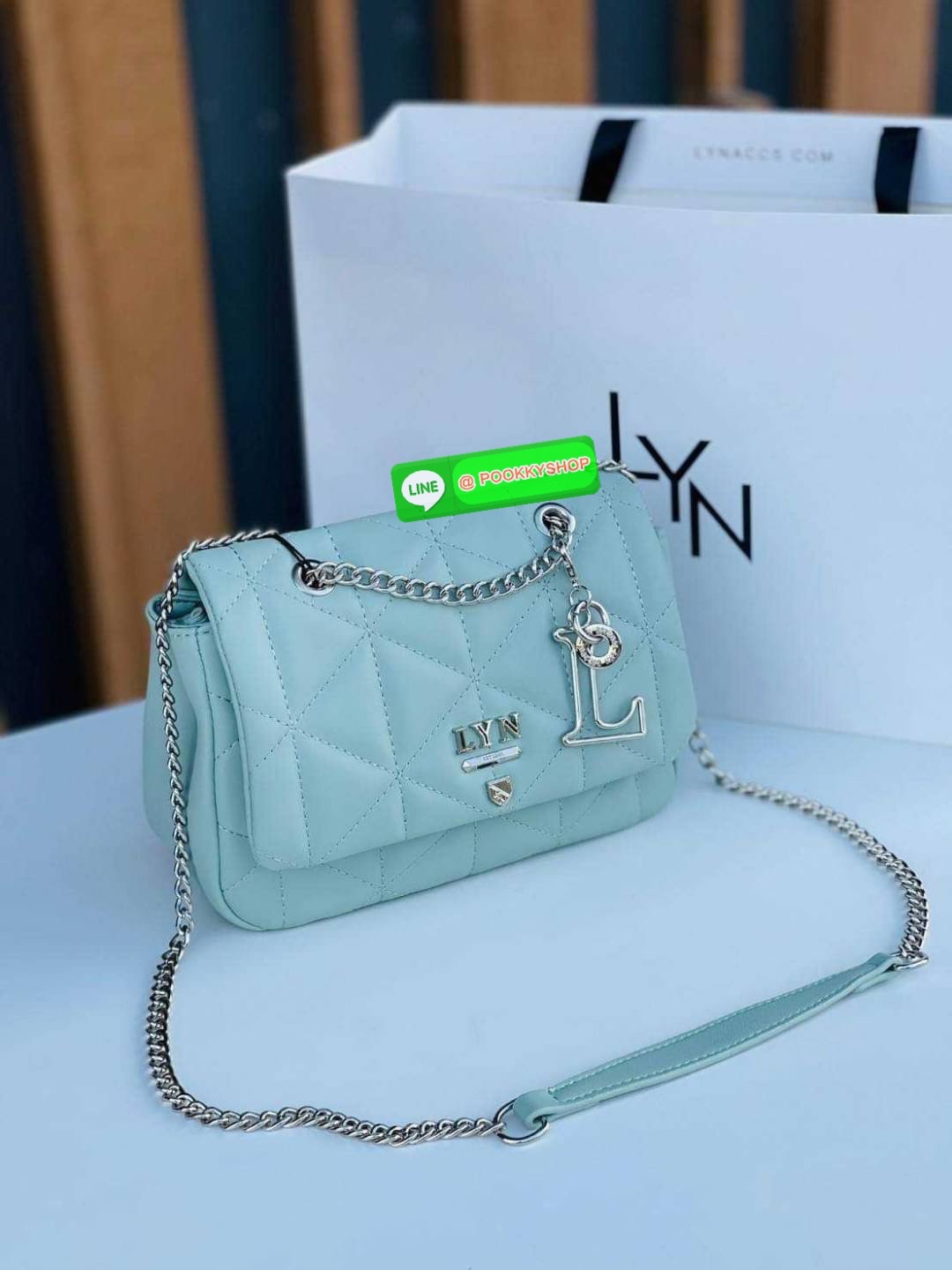 Lyn ลายตารางสุดฮิต หนังนิ่ม ตั้งอยู่ทรง ประดับพวงกุญแจรูปตัว L เปิดปิดด้วยกระดุมแม่เหล็ก สะดวกใช้