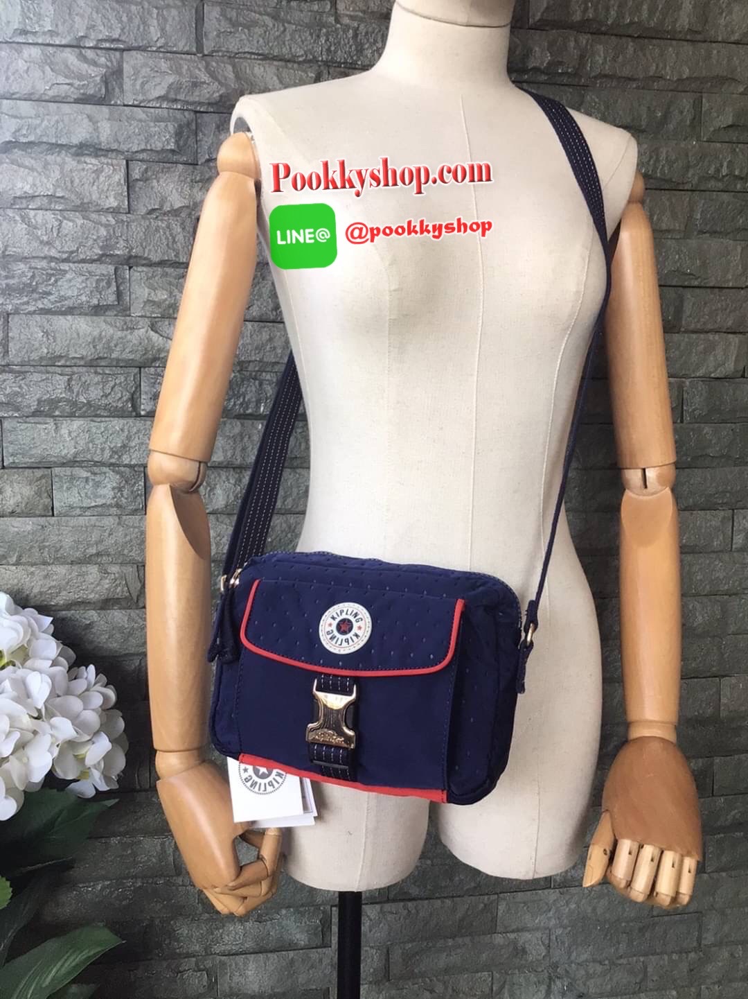 🚚 พร้อมส่ง 🚚 Kipling Little Box Kicks Lm Bag K13446 คอลเลคชั่นใหม่ล่าสุดสไตล์ Shoulder bag ขนาดกำลังน่ารัก ด้านหน้าออกแบบน่ารัก ช่องใส่ของด้านหน้า 1 ช่อง เปิดปิดด้วยตัวล็อคทันสมัย อะไหล่ปั้มแบรนด์ ช่องหลักใช้งานเปิดปิดด้วยซิปรูด ที่จับซิปป