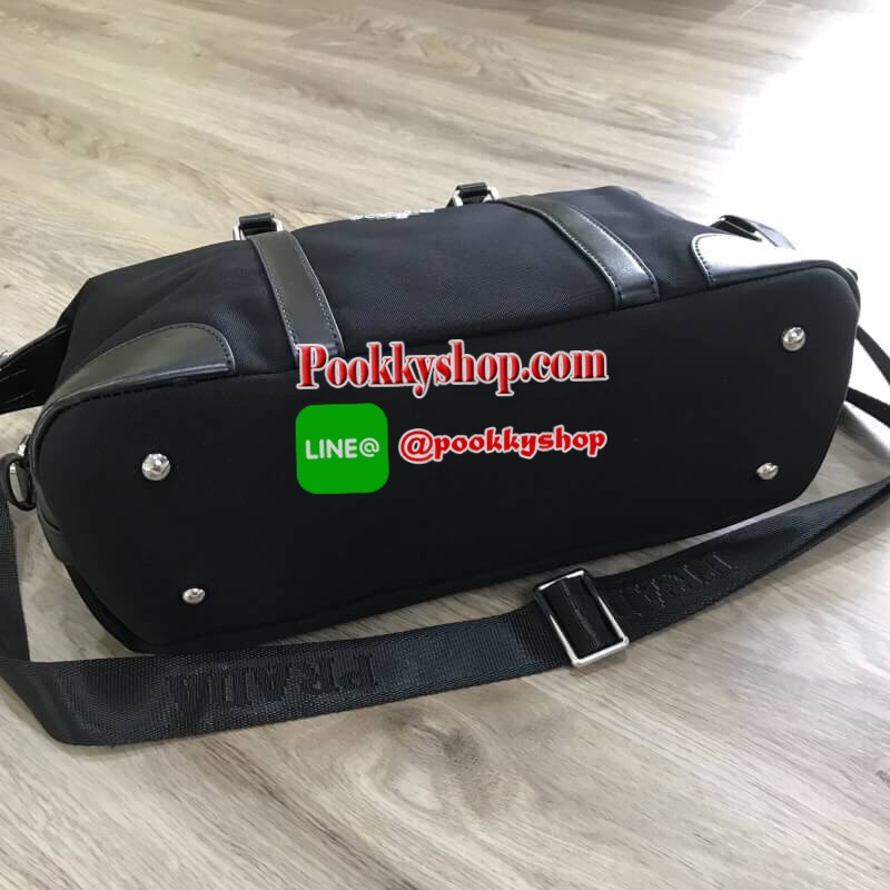 Don't Miss! PRADA NYLON TRAVEL BAG GIFT WITH PURCHASE GWP Limited edition พรีเมี่ยมกิ้ฟจากเคาน์เตอร์แบรนด์ต่างประเทศวัสดุ Nylon เนื้อหนาคุณภาพดีตามแบบฉบับแบรนด์ ด้านหน้าประดับโลโก้หรู ด้านข้างมีสายรัดแบบเข็มขัดปรับได้2ทรง ด้านหลังมีช่องซิป หูจับหนังแ