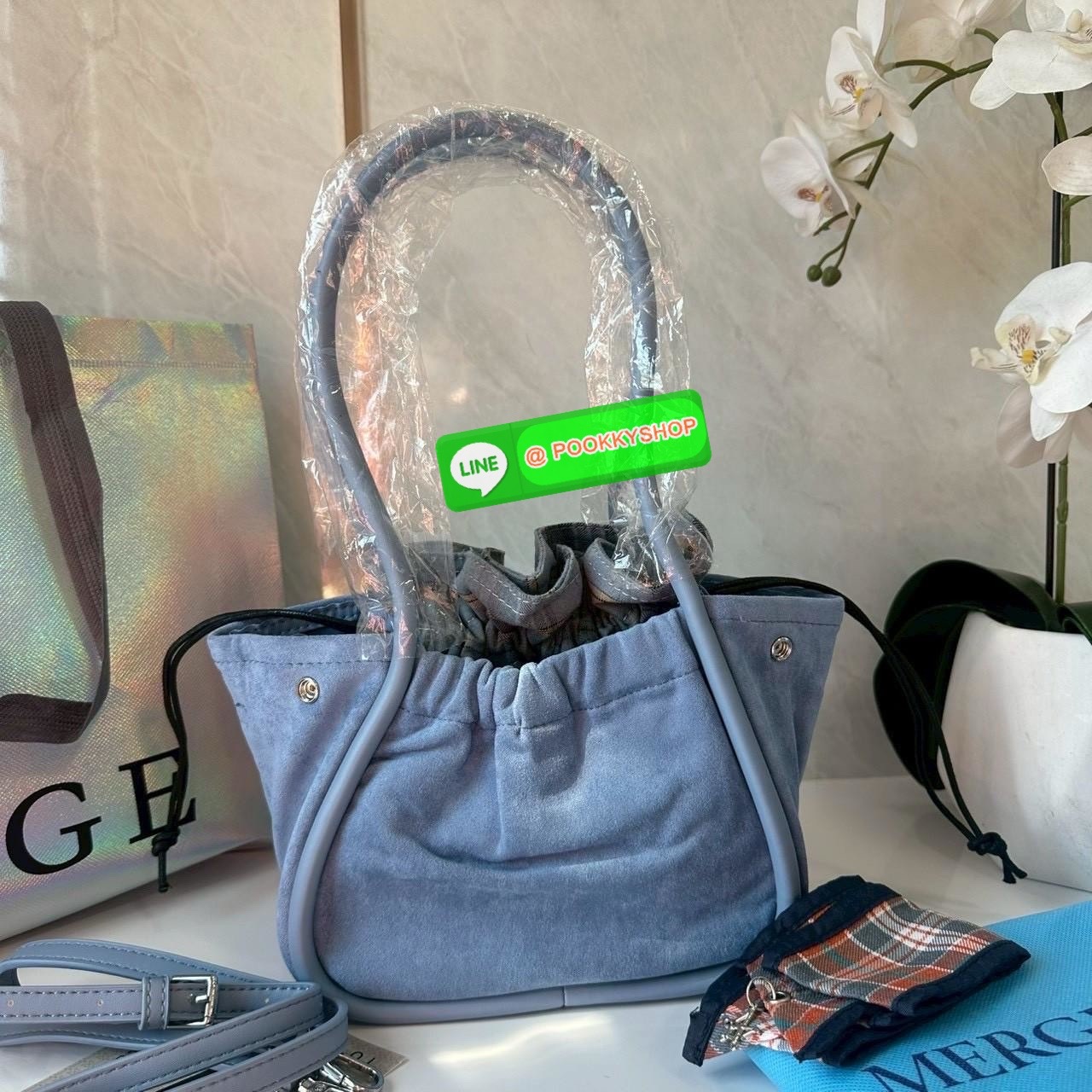 A Day Bag Mini’ in suede กระเป๋าหนังกลับเนื้อเนียน สายเกาหวานปนเท่ MERGE คอลเลกชันพิเศษ ดีไซน์เก๋พร้อมพวงกุญแจลายพิเศษ เข้าเซ็ตสุดคุ้ม!ใบเล็กสามารถ พกพาง่าย น้ำหนักเบา กระเป๋าหูรูดด้านใน ผลิตจากผ้าลายสก็อต ตัวกระเป๋ามี Snap ด้านข้าง ที่สามารถพับปีกกระเป๋า