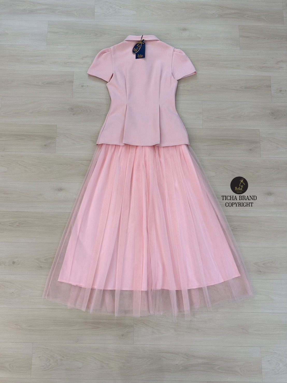 ชุดเซทแฟชั่น Set.3 ชิ้นเสื้อ+ กระโปรง+เข็มกลัด เสื้อแขนสั้นคอปกสีชมพู ดีเทลแต่งกระดุมเพชรด้านหน้า