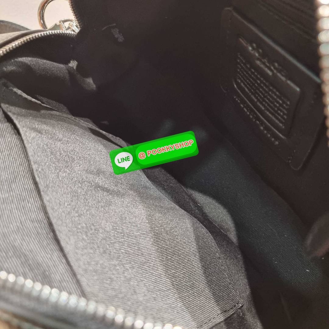 🔆 Model COACH CJ510 ELIAS CROSSBODY IN SIGNATURE CANVAS 🔆 Details ใหม่ล่าสุด กับไอเท็มสุดชิค กระเป๋าครอสบอดี้ทรงคลาสสิค ดีไซน์รูปแบบใหม่ ใช้งานง่ายและสะดวก ด้านหน้ามีช่องซิป ด้านหลังมีช่องแยกให้ เปิด-ปิดด้วยซิป ภายในเป็นช่องโล่ง มีช่องซิปแ