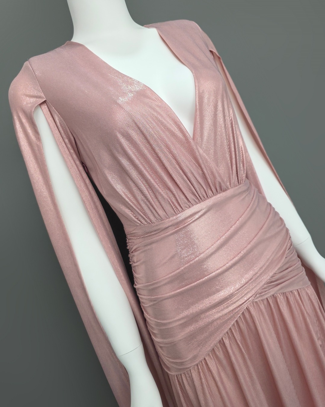 เดรสแฟชั่น แม็กซี่เดรสเสื้อคอวีป้าย แขนยาวเป็นผ้าคลุมในตัว กระโปรงเข้ารูปตรงสะโพก ผ่าหน้าขา ชายกระโปรงบาน