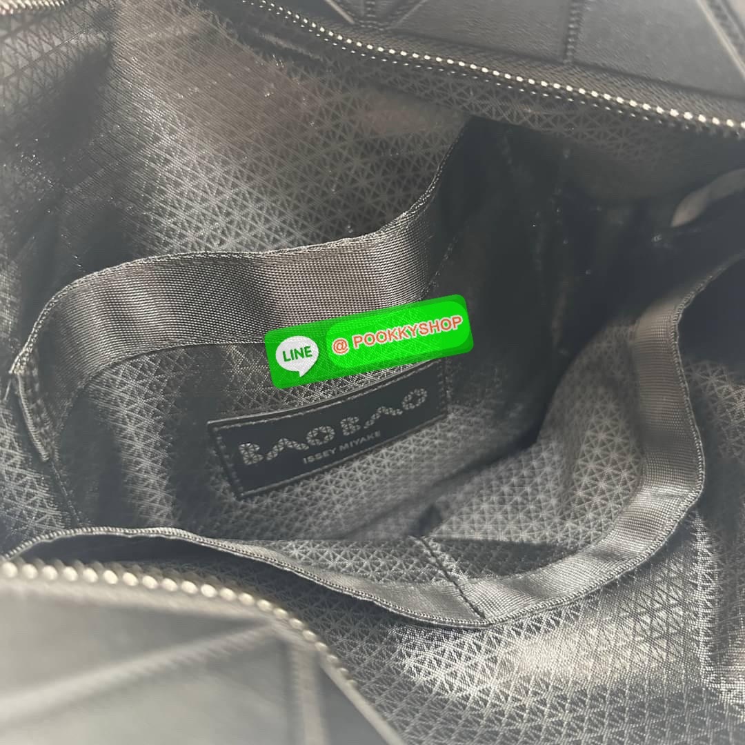 Bao bao Issey Miyake Rock Matte กระเป๋า Bao Bao ซีรีส์นี้จะเป็นทรงสี่เหลี่ยมผืนผ้าและทรงสี่เหลี่ยมจัตุรัส น้ำหนักเบา มีซิปปิดด้านบน ถือเป็นรุ่นที่เหมาะกับการใช้งานในชีวิตประจำวัน สามารถพับมุมและบริเวณด้านล่างของกระเป๋าเพื่อเพิ่มความสะดวกสบายในการใช้งาน ทั